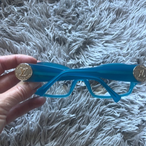 Authentic Louis Vuitton blue sunglasses , only worn twice - Picture 4 of 6